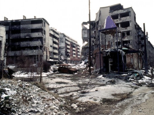 Rajoni i Grbavicas në Sarajevë pas luftës. Foto: Departamenti Amerikan i Mbrojtjes. 