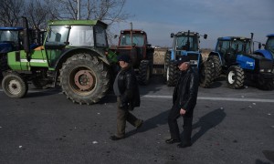 Fermerët po protestojnë bashkë me traktorët e tyre të parkuar përgjatë një autostrade pranë fshatit Malgara në rrethinat e Selanikut të dielën më 31 janar 2016. (AP Photo/Giannis Papanikos)
