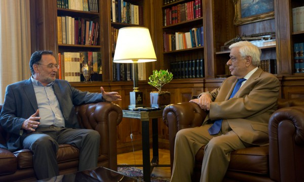 Ish-Ministri i Energjisë i Greqisë dhe kryetari i një partie të re të quajtur Partia Popullore, Panagiotis Lafazanis, majtas, bisedon me presidentin e Greqisë Prokopis Pavlopoulos, në Athinë më 24 gusht 2015. Lafazanis mori nga presidenti mandatin treditor për të kryer bisedime për krijimin e një qeverie të re pasi kreu i opozitës Demokracia e Re e dorëzoi mandatin. (AP Photo/Petros Giannakouris)