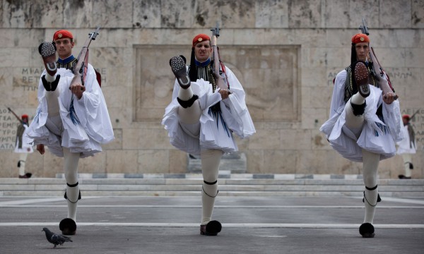 Rojet e nderit në Greqi janë duke kryer ceremoninë e ndërrimit të turnit në varrin e ushtarit të panjohur në qendër të Athinës të dielën më 23 gusht 2015. Udhëheqësit e politikës greke po kryejnë bisedimet e zakonshme procedurale për t’i hapur rrugë shpalljes së zgjedhjeve të parakohëshme. Sipas kushtetutës së Greqisë, secili nga udhëheqësit e partive të mëdha duhet të marrë fillimisht mandatin për të krijuar një qeveri koalicioni para se të deklarojë pamundësinë e një koalicioni të tillë dhe t’i japë të drejtë Presidentit të Republikës të shpallë zgjedhjet e reja. (AP Photo/Petros Giannakouris)
