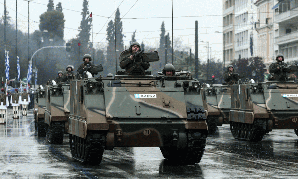 Mjete ushtarake po parakalojnë në rrugët e Athinës më 25 mars 2015 me rastin e Ditës së Pavarësisë së Greqisë. (AP Photo/Panayiotis Tzamaros)