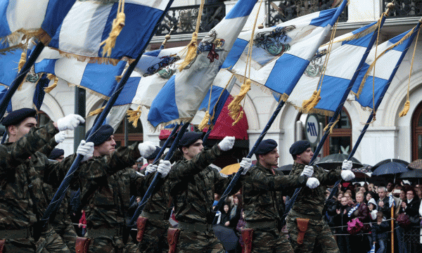 Oficerë të ushtrisë së Greqisë gjatë paradës ushtarake me rastin e Ditës së Pavarësisë së vendit më 25 mars 2015. (AP Photo/Panayiotis Tzamaros)
