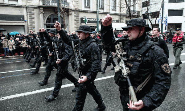 Forca speciale të Greqisë gjatë paradës ushtarake me rastin e Ditës së Pavarësisë së vendit më 25 mars 2015. (AP Photo/Panayiotis Tzamaros)