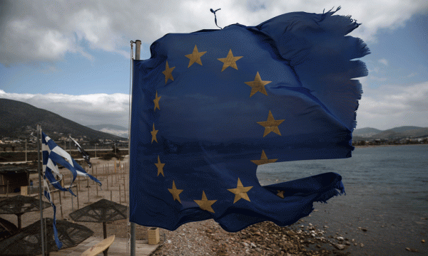 Një flamur grek i grisur po valëvitet në një plazh në fshatin Anavisos në jugperëndim të Athinës më 16 mars 2015. (AP Photo/Yorgos Karahalis)