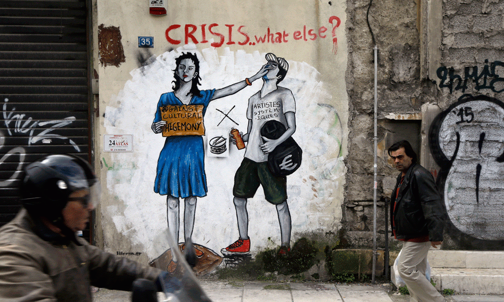 Një këmbësor kalon pranë një grafiti kundër masave të kursimit në Athinë të hënën më 16 shkurt 2015. (AP Photo/Thanassis Stavrakis)