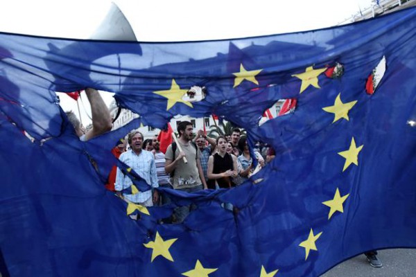 Aktivistët e partive të majta djegin flamurin e BE-së në Athinë | Foto nga: Giannis Papanikos/AP