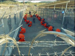 Të burgosuri të Guantanamos, janar 2002. Foto: Wikimedia/Departamenti Amerikan i Mbrojtjes. 