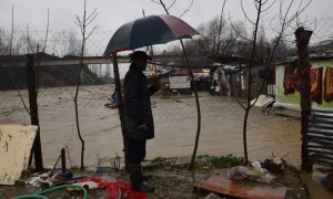 Gëzim Ferraj duke parë shtëpinë e tij të përmbytur nga Lumi i Tiranës në Babrru më 6 janar 2015. Foto: Gjergj Erebara/BIRN