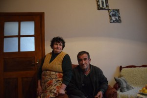 Hamdi Alinj me bashkëshorten Hurma Alinj, në shtëpinë e tyre në Leshnicë, Pogradec | Foto nga : A.Bogdani