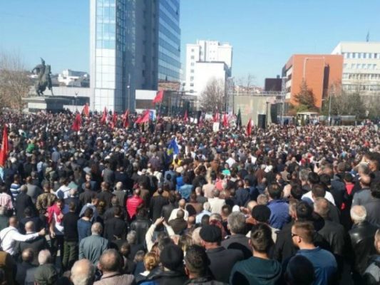 Protestuesit mblidhen në Prishtinë për lirimin e Ramush Haradinaj. Foto: BIRN.