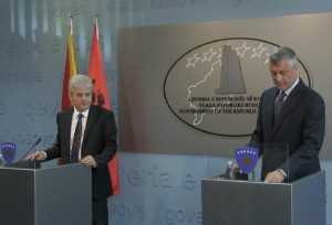 Ali Ahmeti i BDI dhe ministri i jashtëm i Kosovës Hashim Thaçi në konferencë për shtyp. 