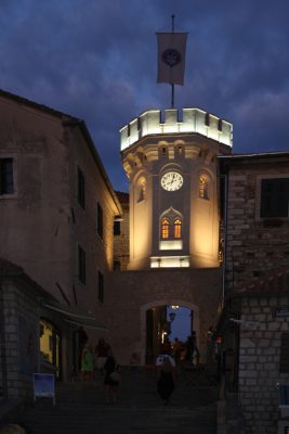 Hyrja e qytetit të vjetër në Herceg Novi, Mal i Zi | Foto nga : Mercy/ Wikimedia Commons
