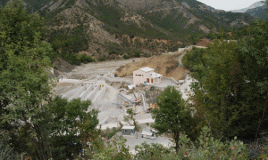 Hidrocentrali Lengaricës i ndërtuar pak metra mbi kanion. Shtator 2014. Foto: Lindita Çela