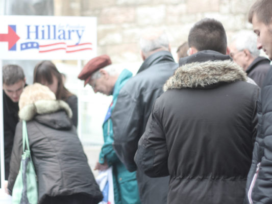 Qytetarë duke firmosur letrën mbështetëse pro-Clinton. Foto: BIRN/Eleanor Rose