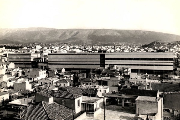 Ndërtesa ikonë e fabrikës së birrës Fix e ndërtuar në vitin 1957 në ditët e saj më të mira. Gjysma e ndërtesës u shemb më pas. Foto: Muzeu Kombëtar për Artin Bashkëkohor