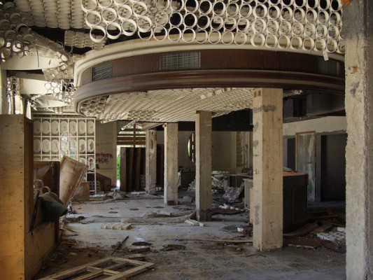 Hoteli më i madh në Kupari, Grand, është një rrënojë e braktisur. | Foto: Wikimedia Commons/Gzzz 