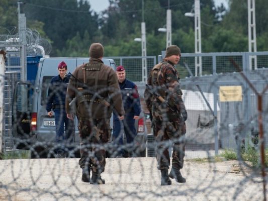 Ushtarët hungarezë në pikat kufitare. Foto: Sandor Ujvari/A{
