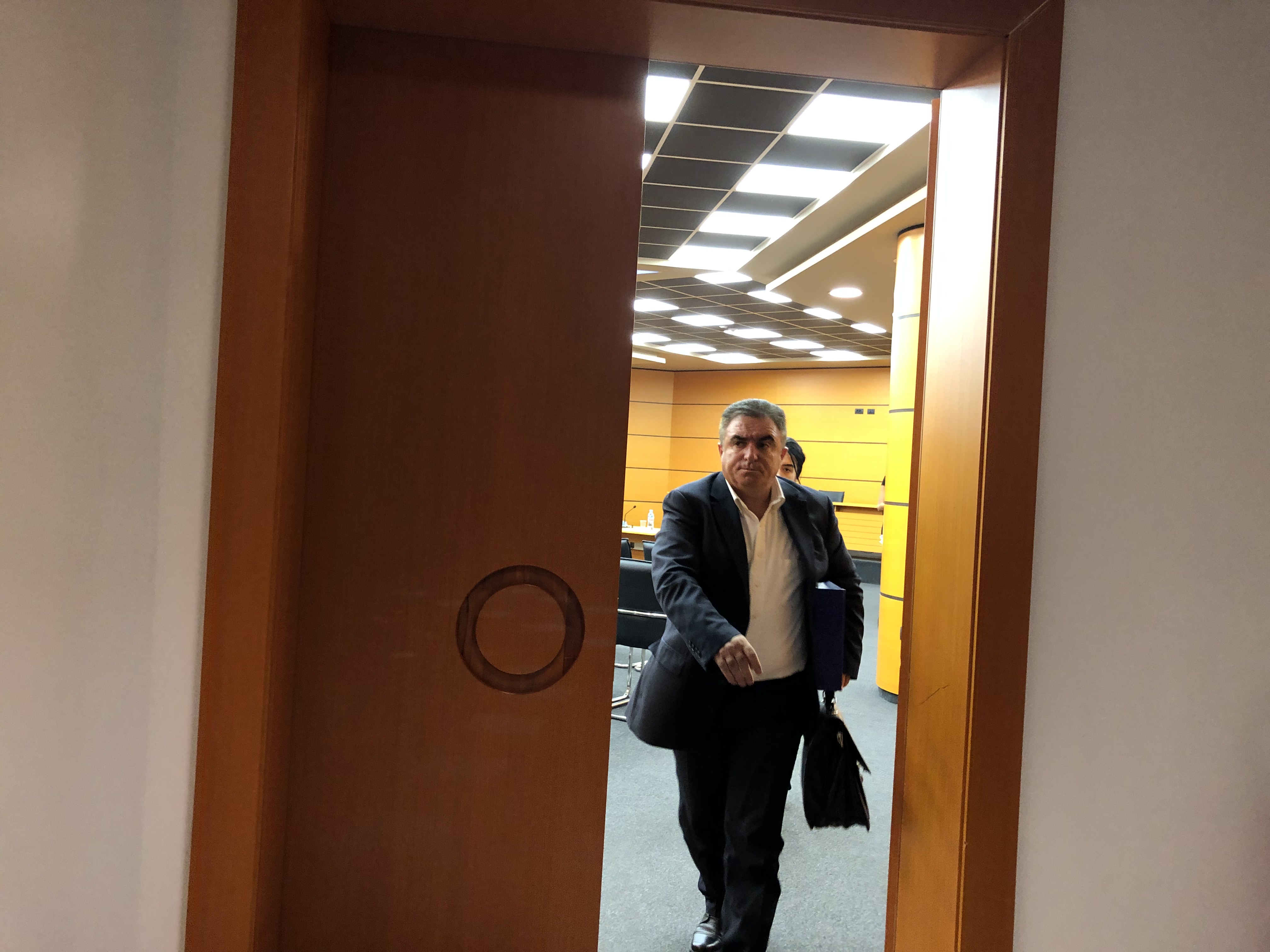Kreu i Prokurorisë së Matit duke dalë nga seanca dëgjimore në Komisionin e Pavarur të Kualifikimit | Foto : Edmond Hoxhaj