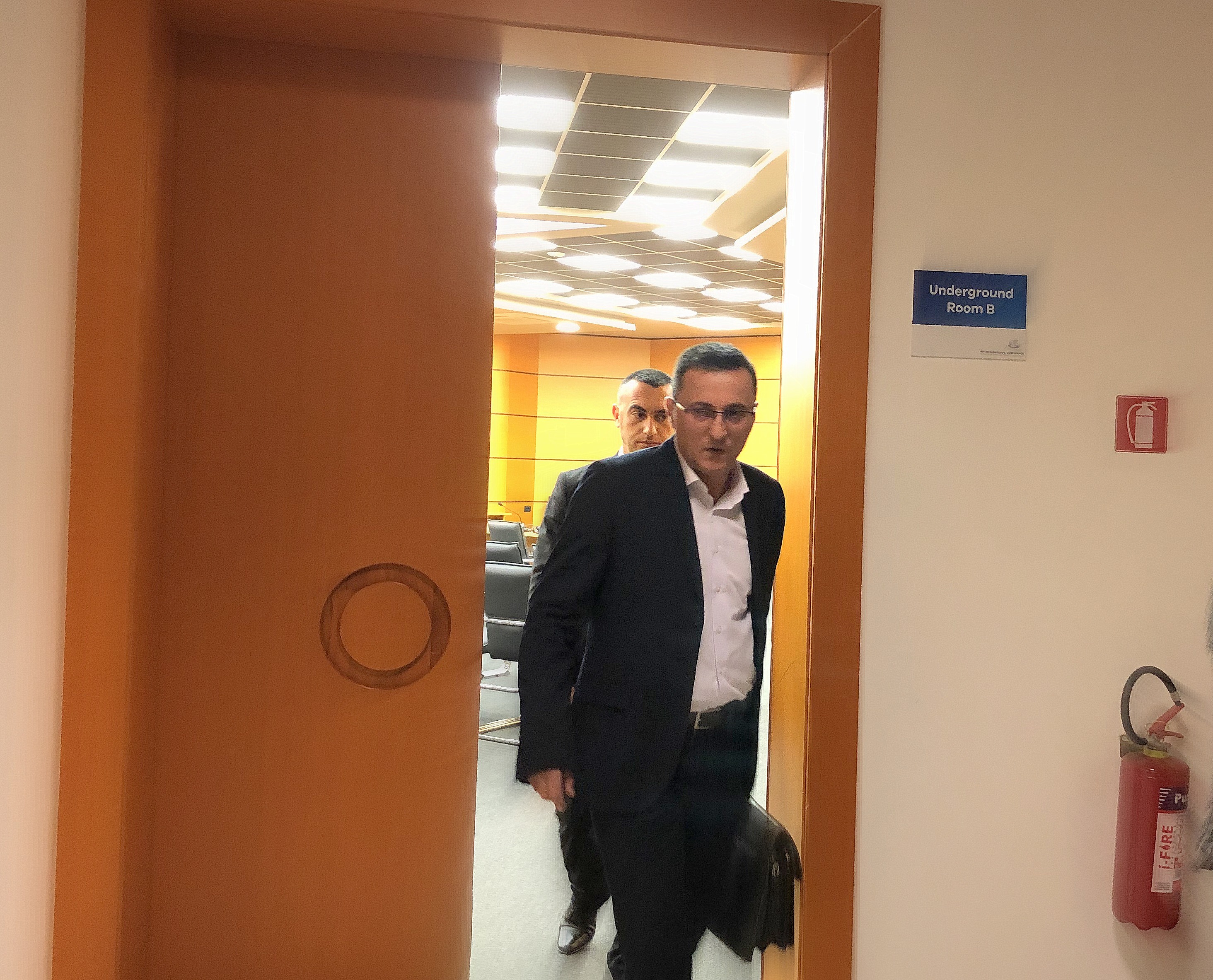 Ish-gjyqtari i Gjykatës së Apelit Durrës Arjan Balliu duke dalë nga seanca dëgjimore. Foto:BIRN