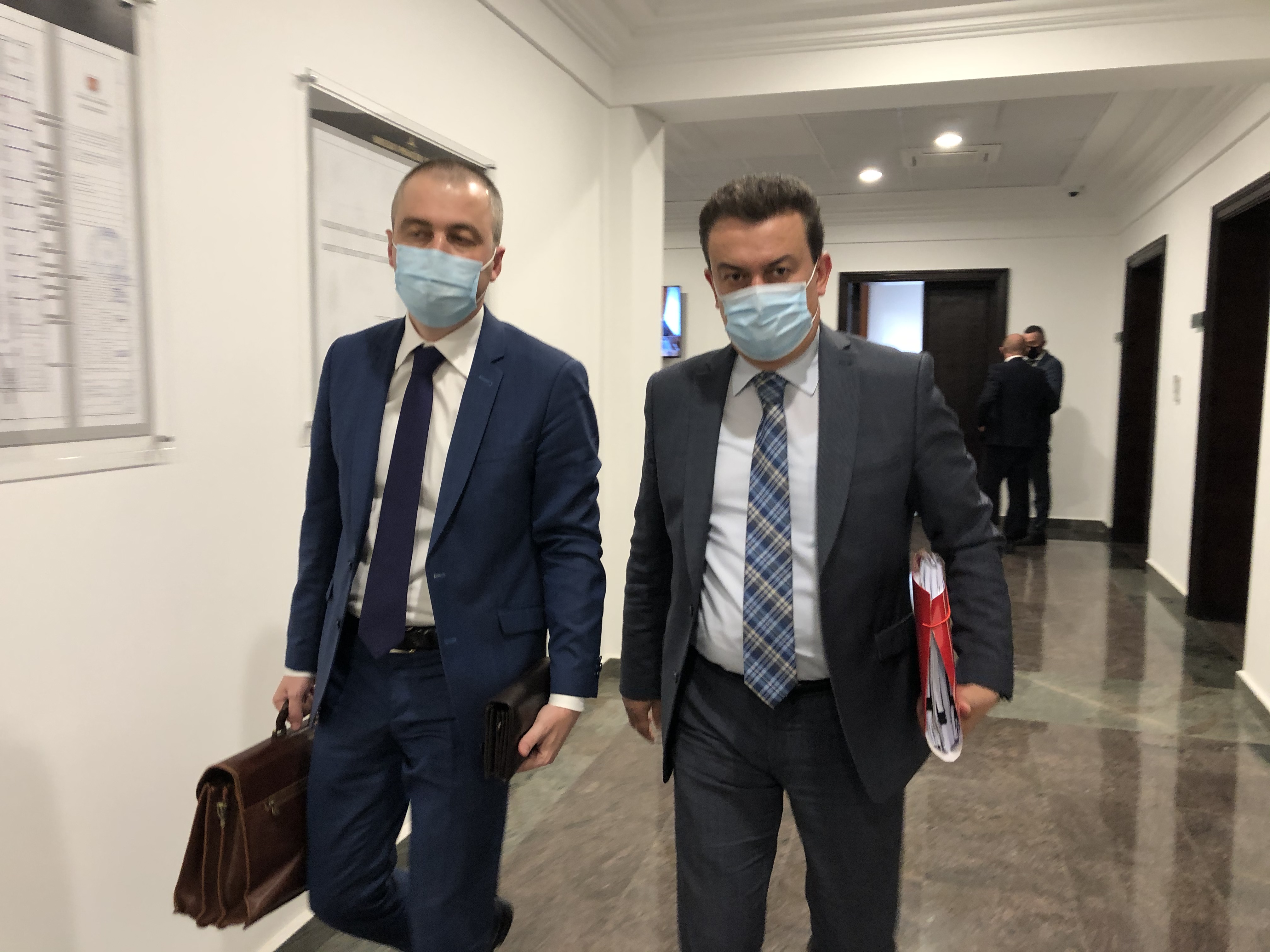 Prokurori Anton Martini dhe avokati Jualian Mërtiri pas seancës në KPA. Foto:Vladimir Karaj