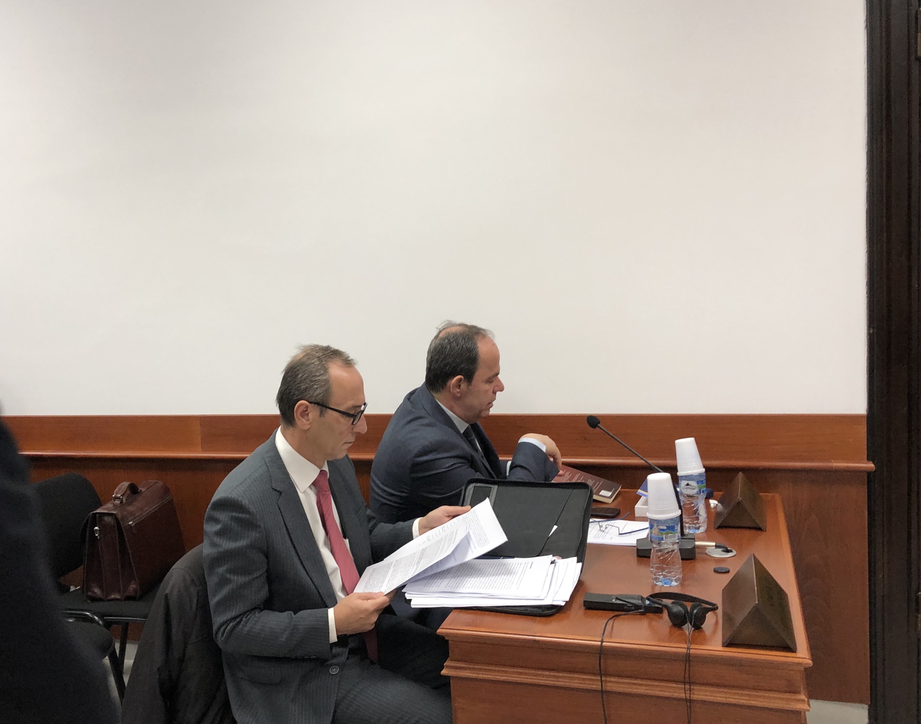Prokurori Adnan kosova dhe avokati Sokol Hazizaj gjatë seancës në KPA. Foto:BIRN