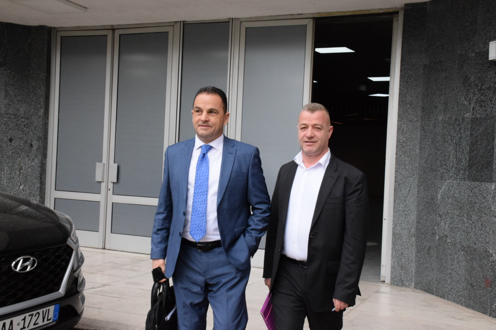 Gjyqtari Skënder Haluci (djathtas) dhe avokati i tij pas ndërprerjes së seancës dëgjimore në KPK. Foto:Vladimir Karaj. 