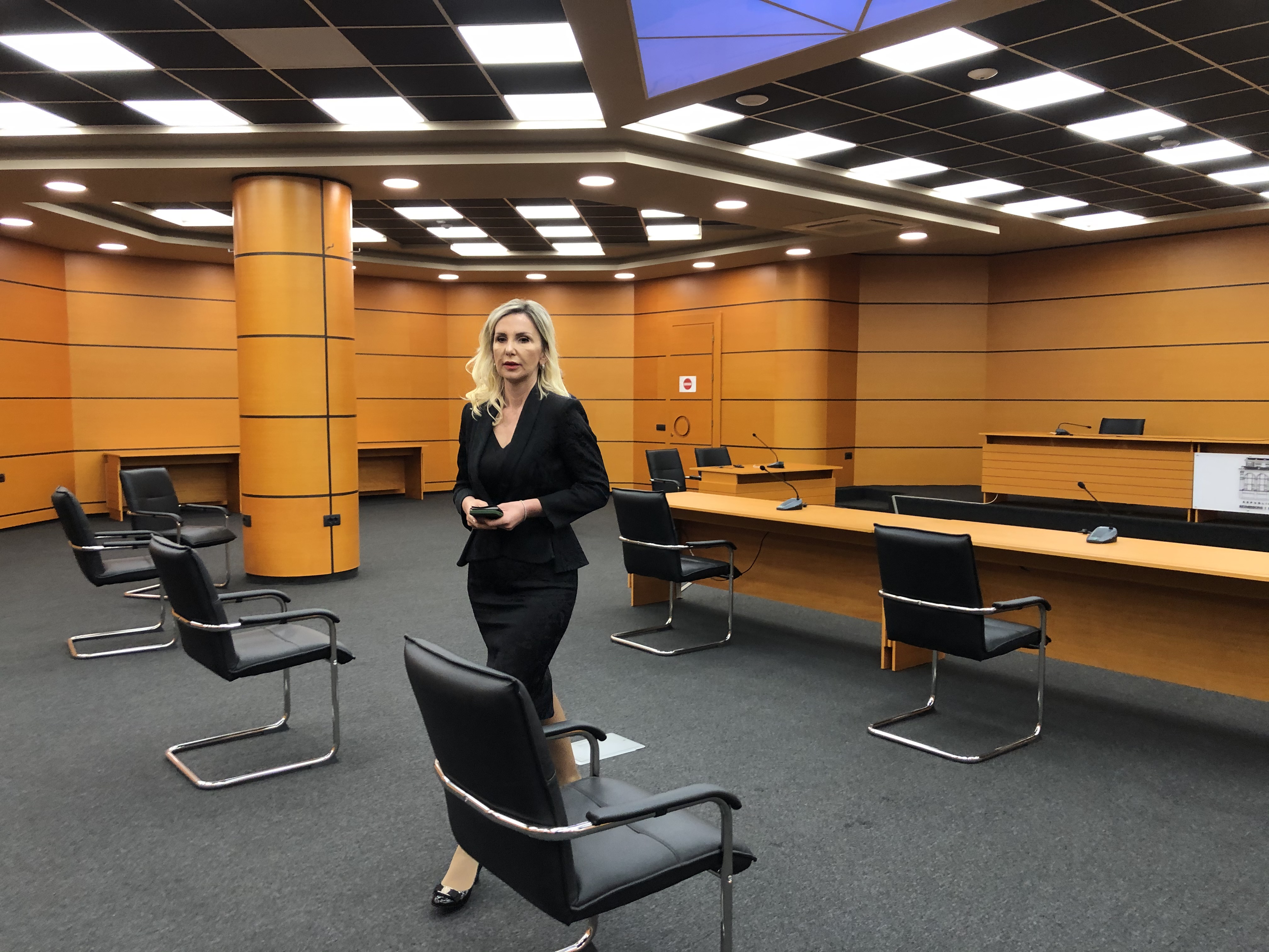 Gjyqtarja Migena Laska pas vendimit të Komisionin e Pavarur të Kualifikimit. Foto:Vladimir Karaj