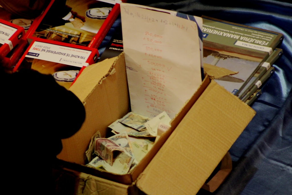 Paratë e mbledhura nga shitja e librave në një pasdite. Shuma tregon 1 mln e 800 mijë të vjetra. Foto: Ivana Dervishi, BIRN