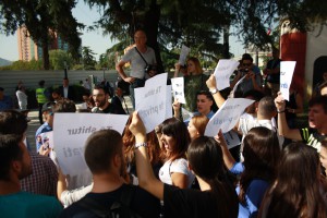 Studentët në protestë përpara parlamentit | Foto nga : Ivana Dervishi