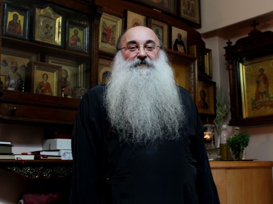 At Prokopios Petridis, i cili doli kundër ksenofobisë kur punonte në kishën Agios Panteleimonas në Athinë. Foto: Kostas Koukoumakas
