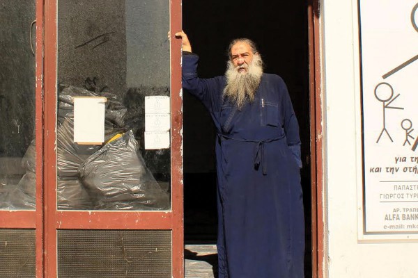 At Stratis Dimou, një prift grek orthodoks në ishullin e Lesbos, në ogranizatën bamirëse që ai themeloi për të ndihmuar refugjatët dhe migrantët. Foto: Kostas Koukoumakas