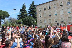 Studentët ngrenë kartonët e kuq për të protestuar kundër reformës. Foto: Ivana Dervishi | BIRN.