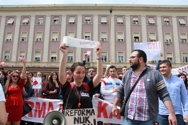 Studentët u larguan nga kryeministria, duke hedhur në drejtim të saj letra higjienike që simbolizonin “reformën". Foto: Ivana Dervishi | BIRN.