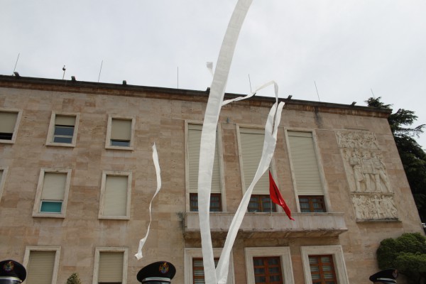 Studentët u larguan nga kryeministria, duke hedhur në drejtim të saj letra higjienike që simbolizonin “reformën". Foto: Ivana Dervishi | BIRN.