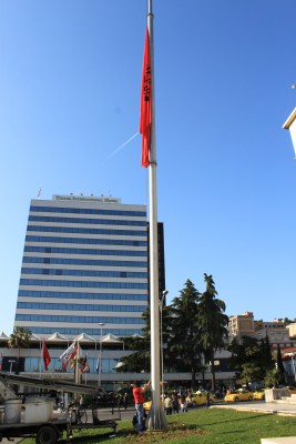 Punonjësit e Bashkisë ngrenë flamurin shqiptar pas një incidenti. BIRN u ndalua me dhunë që ta shkrepë këtë foto.