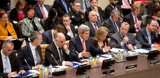 Sekretari Amerikan i Shtetit John Kerry, gjatë një fjalimi në tryezën e rrumbullakët të organizuar në Bruksel | Foto nga : Virginia Mayo/AP