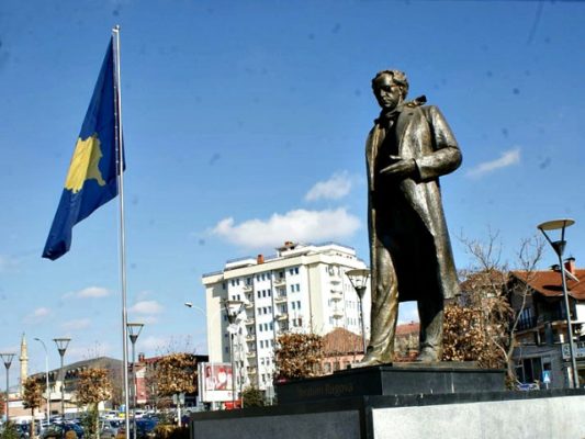 Monument i Ibrahim Rugovës në Prishtinë. Foto: Drenice Spahija/Wikimedia. - See more at: http://www.balkaninsight.com/al/article/gjykata-speciale-mund-t%C3%AB-p%C3%ABr%C3%A7aj%C3%AB-politikat-e-kosov%C3%ABs-11-01-2016#sthash.NMouob3h.dpuf