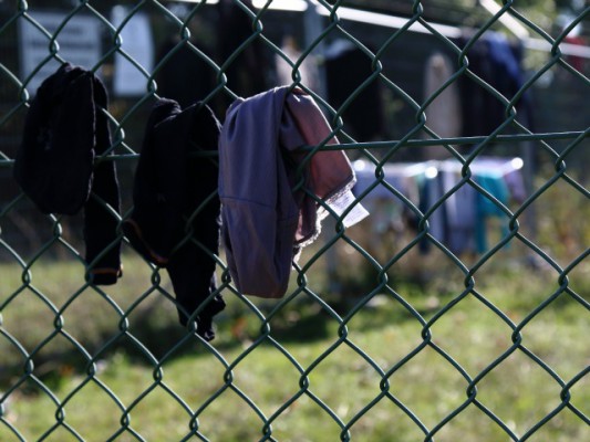 Por për migrantët nga Ballkani, që largohen nga varfëria dhe në disa raste nga diskriminimi, dera për një jetë më të mirë po mbyllet me shpejtësi. Foto: Philip Kleinfeld