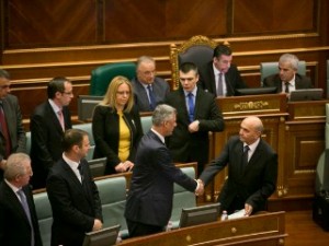 Isa Mustafa dhe Thaci japin duart në parlament.  Foto nga Visar Kryeziu AP