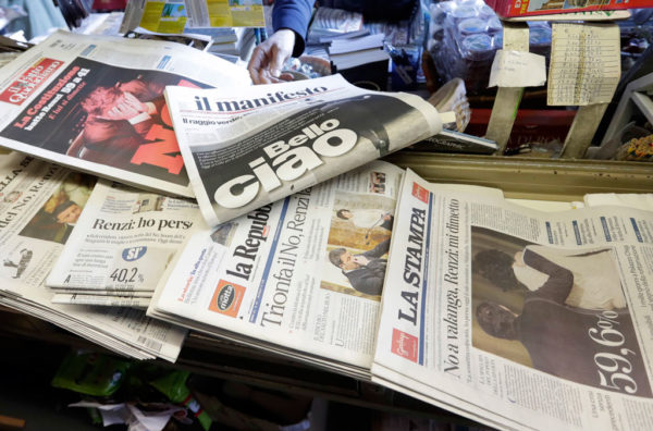 Faqet e para të gazetave që njoftojnë dorëheqjen e kryeministrit Matteo Renzi pas referendumit kushtetues në Itali. (AP Photo/Gregorio Borgia)