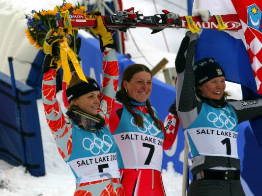 Janica Kosteliç (në qendër), ndërsa fiton medaljen e artë të lojërat olimpike të vitit 2002. Foto: Faqja zyrtare e Janica Kosteliçit. 