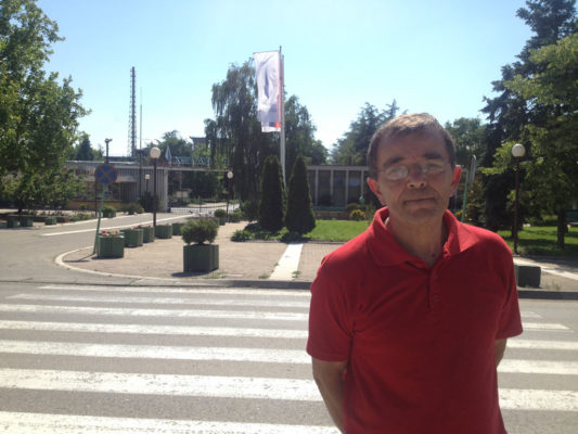 Milan Ivovic, ish-president i sindikatës Azotara, jashtë fabrikës së prodhimit të plehrave kimike Azotara në qytezën Pancevo në Serbi, vendi ku ai punoi për 37 vjet. Foto: Marija Jankovic.