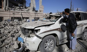 Shkatërrime në kryeqytetin e Jemenit Sanaa nga bombardimet Saudite më 8 janar 2016. Lufta civile në Jemen po shihet gjithnjë e më shumë si një përplasje indirekte mes Arabisë Saudite dhe Iranit. (AP Photo/Hani Mohammed)
