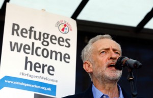 Jeremy Corbyn, udhëheqës i Partisë Laburiste po mban një fjalim nga një kamion në marshimin e Solidaritetit me Refugjatët në Londër më 12 shtator 2015. (AP Photo/Kirsty Wigglesworth