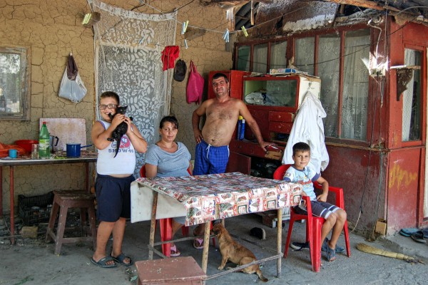 Familja biologjike e Jocelyn - Mihaela, nëna biologjike e Jocelyn Sarvaideo, burri i saj, Valetin Marin dhe dy djemtë në Rumani, në fshatin Cunesti. Korrik 2015. Foto nga Lina Vdovii.