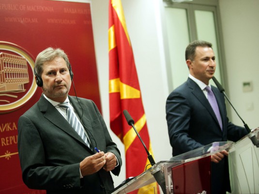Komisioneri i BE për zgjerim, Johannes Hahn dhe ish-kryeministri maqedonas Gruevski në një takim të mëparshëm. Foto: Komisioni Europian.