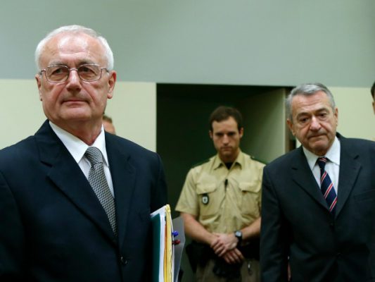 Josip Perkoviç (majtas) dhe Zdravko Mustaç (djathtas) në gjyq në Mynih. Foto: Beta 