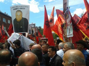 Një protestë kundër aktakuzës në vitin 2013. Foto: BIRN.