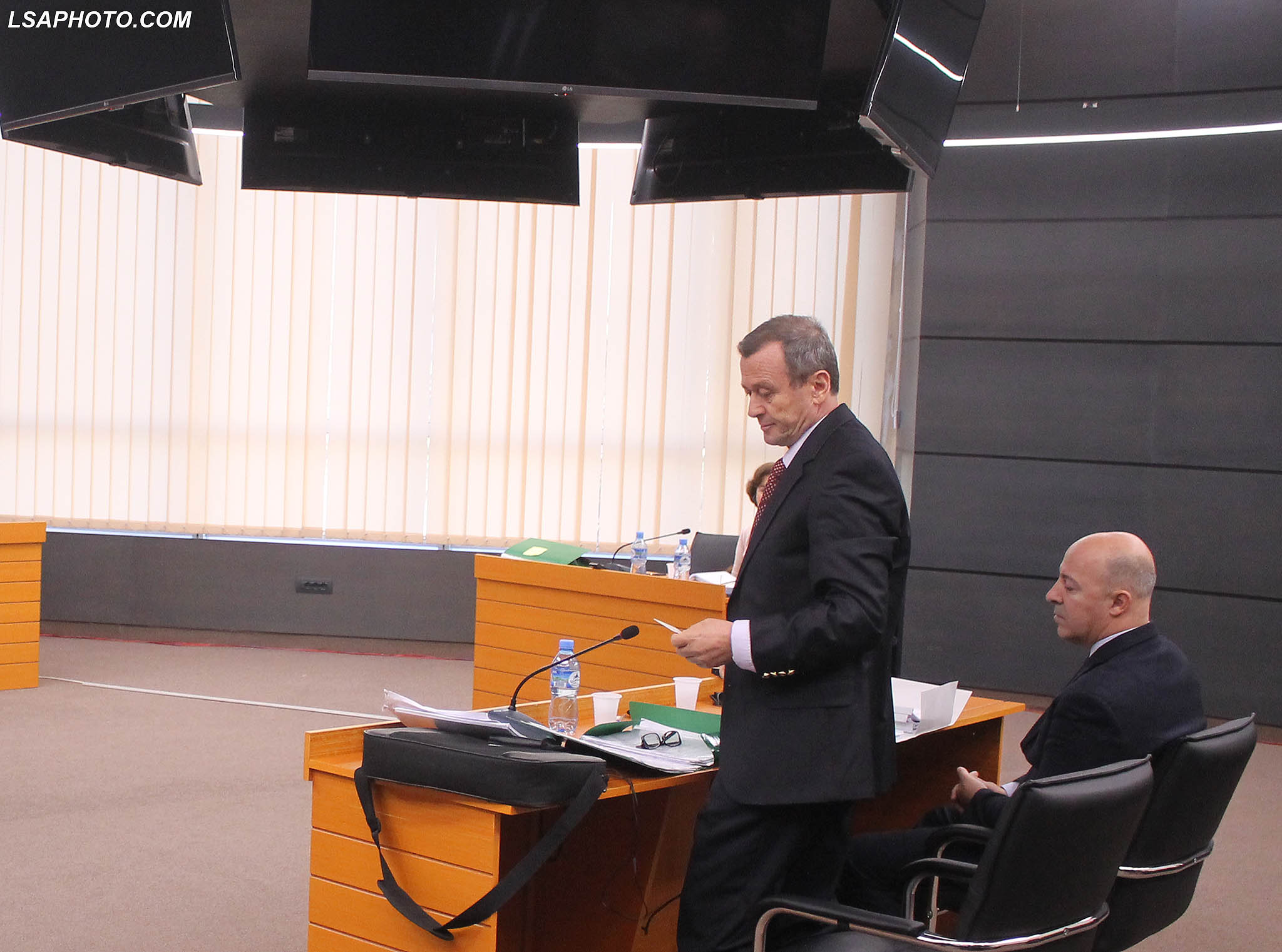 Gjyqtari i Apelit të Shkodrës, Luan Dervishi dhe avokati Ardian Visha gjatë seancës dëgjimore në KPK. Foto: Malton Dibra/LSA 
