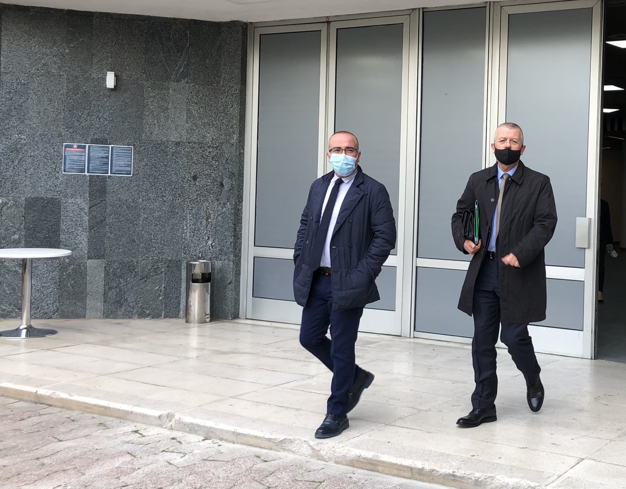 Prokurori Genci Qana (djathtas) pas seancës dëgjimore në KPK. Foto: Vladimir Karaj. 